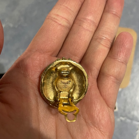 Vintage Chanel clip on earrings - Picture 4 of 7